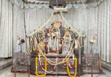 मोती डूंगरी गणेश मंदिर से श्रद्धालुओं का जत्था चारधाम यात्रा के लिए रवाना A group of devotees departs from the Moti Dungri Ganesh Temple for the Char Dham Yatra.