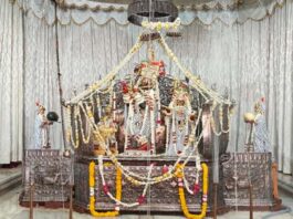 अमावस्या पर गोविंद देवजी मंदिर में ठाकुर श्रीजी का हुआ पंचामृत अभिषेक A group of devotees departs from the Moti Dungri Ganesh Temple for the Char Dham Yatra.