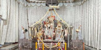 मोती डूंगरी गणेश मंदिर से श्रद्धालुओं का जत्था चारधाम यात्रा के लिए रवाना A group of devotees departs from the Moti Dungri Ganesh Temple for the Char Dham Yatra.