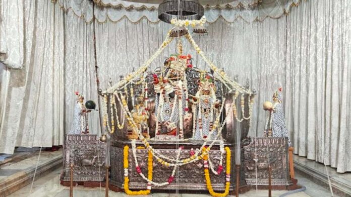 A group of devotees departs from the Moti Dungri Ganesh Temple for the Char Dham Yatra. A group of devotees departs from the Moti Dungri Ganesh Temple for the Char Dham Yatra.
