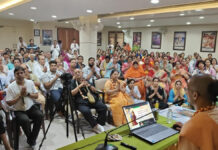 पुरुषोत्तम मास: गुप्त वृंदावन धाम में उमड़ी श्रद्धालुओं की भीड़ Purushottam Month: Crowds of Devotees Flock to the Hidden Vrindavan Dham