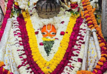 बड़ा मंगल पर हनुमान मंदिरों में उमड़ी श्रद्धा: फूलों और सिंदूरी चोले से हुआ विशेष श्रृंगार Devotion Surges at Hanuman Temples on Bada Mangal