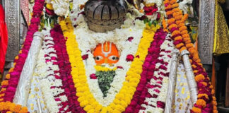 बड़ा मंगल पर हनुमान मंदिरों में उमड़ी श्रद्धा: फूलों और सिंदूरी चोले से हुआ विशेष श्रृंगार Devotion Surges at Hanuman Temples on Bada Mangal