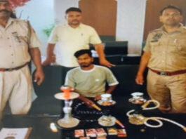 कैफे की आड में चल रहे हुक्का बार पर पुलिस ने मारा छापा Police Raid Hookah Bar Operating Under the Guise of a Cafe