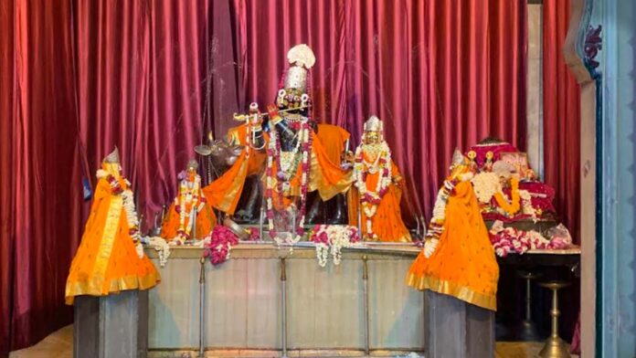 Thakurji's Water Pastime at the Radha-Gopinathji Temple amidst the scorching heat of the month of Jyeshtha. Thakurji's Water Pastime at the Radha-Gopinathji Temple amidst the scorching heat of the month of Jyeshtha.