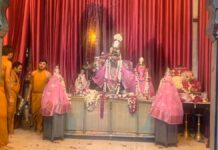 जेठ माह में ठाकुरजी का हुआ जल विहार: सुगंधित पुष्पों से सजी मनमोहक झांकी Thakurji's Water Excursion Took Place During the Month of Jeth.