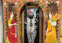 श्री गोवर्धन नाथ जी मंदिर में सजी खस महल की आकर्षक झांकी An enchanting tableau of the 'Khas Mahal' has been set up at the Shri Govardhan Nath Ji Temple.