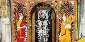 श्री गोवर्धन नाथ जी मंदिर में सजी खस महल की आकर्षक झांकी An enchanting tableau of the 'Khas Mahal' has been set up at the Shri Govardhan Nath Ji Temple.