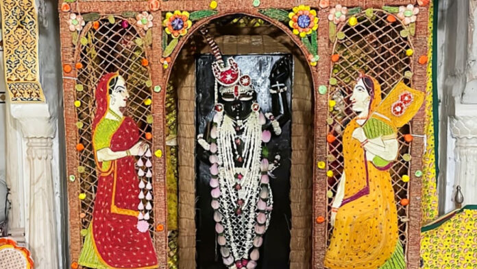 An enchanting tableau of the 'Khas Mahal' has been set up at the Shri Govardhan Nath Ji Temple. An enchanting tableau of the 'Khas Mahal' has been set up at the Shri Govardhan Nath Ji Temple.