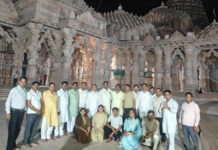 जयपुर के जैन श्रद्धालुओं ने किया कुण्डलपुर में महाअभिषेक Jain devotees from Jaipur performed a Maha-Abhishek at Kundalpur.