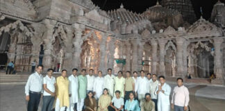 जयपुर के जैन श्रद्धालुओं ने किया कुण्डलपुर में महाअभिषेक Jain devotees from Jaipur performed a Maha-Abhishek at Kundalpur.