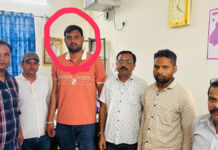 नामांतरण खोलने की एवज में रिश्वत लेते पटवारी गिरफ्तार Patwari arrested for accepting bribe to initiate land mutation.