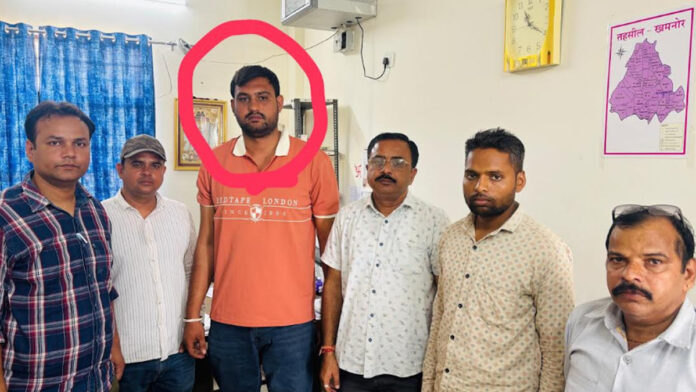 namantran Patwari arrested for accepting bribe to initiate land mutation.