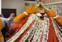 चांदपोल बाजार में निकली भगवान नृसिंह की शोभायात्रा A Procession of Lord Narsingh Held in Chandpole Market