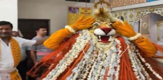 चांदपोल बाजार में निकली भगवान नृसिंह की शोभायात्रा A Procession of Lord Narsingh Held in Chandpole Market