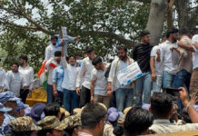 नीट पेपर लीक के विरोध में एनएसयूआई ने किया प्रदर्शन NSUI Stages Protest Against NEET Paper Leak