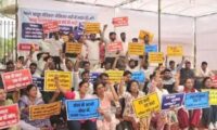 एनएचएम आयुष भर्ती में अनियमितताओं के आरोप में होम्योपैथी-यूनानी डॉक्टरों ने किया शहीद स्मारक पर विरोध—प्रदर्शन