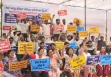 एनएचएम आयुष भर्ती में अनियमितताओं के आरोप में होम्योपैथी-यूनानी डॉक्टरों ने किया शहीद स्मारक पर विरोध—प्रदर्शन