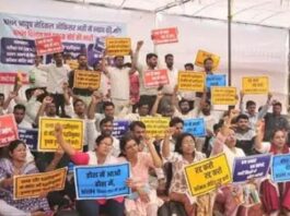 एनएचएम आयुष भर्ती में अनियमितताओं के आरोप में होम्योपैथी-यूनानी डॉक्टरों ने किया शहीद स्मारक पर विरोध—प्रदर्शन