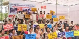 एनएचएम आयुष भर्ती में अनियमितताओं के आरोप में होम्योपैथी-यूनानी डॉक्टरों ने किया शहीद स्मारक पर विरोध—प्रदर्शन