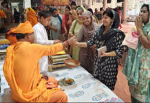 ग्रीष्म ऋतु में श्री अमरापुर स्थान पर परिंडो का हुआ वितरण Water vessels for birds were distributed at Shri Amarapur Sthan during the summer season.