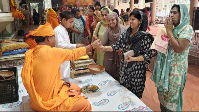 pari Water vessels for birds were distributed at Shri Amarapur Sthan during the summer season.