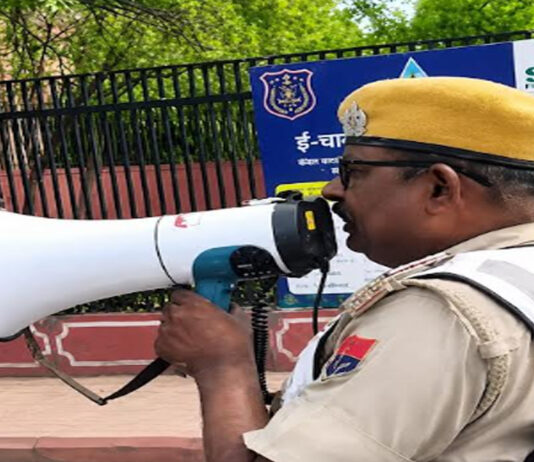 जयपुर पुलिस की पर्यावरण हित में पहल: रेडलाइट पर इंजन बंद करने की अपील