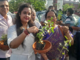 पौधारोपण और परिंडे वितरण से दिया पर्यावरण संरक्षण का संदेश Conveyed the message of environmental conservation through tree plantation and the distribution of earthen water pots for birds.