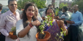 पौधारोपण और परिंडे वितरण से दिया पर्यावरण संरक्षण का संदेश Conveyed the message of environmental conservation through tree plantation and the distribution of earthen water pots for birds.