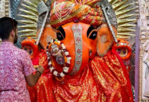 गुरु पुष्य नक्षत्र: गणपति का पुष्याभिषेक कर लगाया मोदकों का भोग Guru Pushya Nakshatra: Pushyabhishek of Ganpati and offering of Modaks