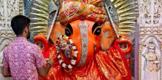 गुरु पुष्य नक्षत्र: गणपति का पुष्याभिषेक कर लगाया मोदकों का भोग Guru Pushya Nakshatra: Pushyabhishek of Ganpati and offering of Modaks