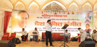 एक शाम राजीव गांधी के नाम में उमड़ा जनसैलाब: देशभक्ति गीतों से गूंजा जयपुर A Sea of People Swarms for an Evening Dedicated to Rajiv Gandhi