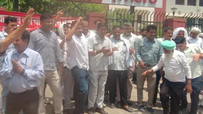 Employees staged a protest against the implementation of RGHS in insurance mode. Employees staged a protest against the implementation of RGHS in insurance mode.