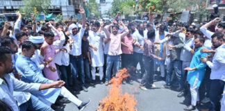 राहुल गांधी के बयान पर भाजपा प्रदेश मुख्यालय से चौमूं हाउस सर्किल तक जुलूस निकाल फूंका पुतला BJP burns effigy of Rahul Gandhi over his statement