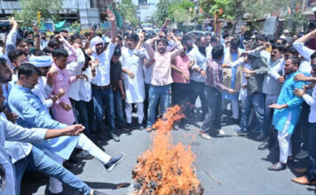 राहुल गांधी के बयान पर भाजपा प्रदेश मुख्यालय से चौमूं हाउस सर्किल तक जुलूस निकाल फूंका पुतला BJP burns effigy of Rahul Gandhi over his statement