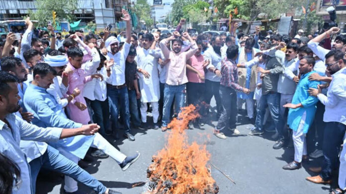 BJP burns effigy of Rahul Gandhi over his statement BJP burns effigy of Rahul Gandhi over his statement