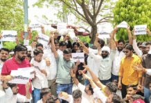 राजस्थान यूनिवर्सिटी में आरएलपी का हंगामा:पुलिस ने बल प्रयोग करते हुए दो दर्जन प्रदर्शनकारियों को लिया हिरासत में RLP Creates Uproar at Rajasthan University