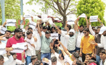 राजस्थान यूनिवर्सिटी में आरएलपी का हंगामा:पुलिस ने बल प्रयोग करते हुए दो दर्जन प्रदर्शनकारियों को लिया हिरासत में RLP Creates Uproar at Rajasthan University