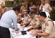 जयपुर पुलिस कमिश्नर ने आमेर थाने में जनसुनवाई कर परिवादियों को दी राहत The Jaipur Police Commissioner provided relief to complainants by holding a public hearing at the Amer Police Station.