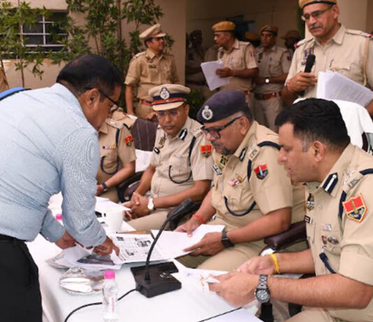 जयपुर पुलिस कमिश्नर ने आमेर थाने में जनसुनवाई कर परिवादियों को दी राहत The Jaipur Police Commissioner provided relief to complainants by holding a public hearing at the Amer Police Station.