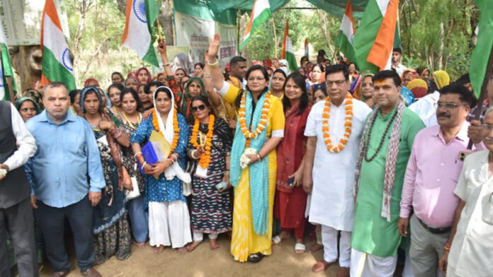 Women set off for Ayodhya, carrying the message of Sanatan culture.
