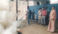 चिकित्सा संस्थानों में आगजनी की घटनाओं से निपटने के लिए हो रही मॉकड्रिल Mock drills being conducted to deal with fire incidents in medical institutions.