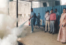 चिकित्सा संस्थानों में आगजनी की घटनाओं से निपटने के लिए हो रही मॉकड्रिल Mock drills being conducted to deal with fire incidents in medical institutions.