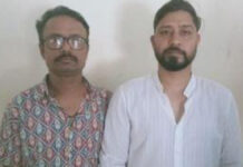 पुलिस ने स्पा सेंटर पर मारा छापा: पुलिस से उलझने पर दो युवक गिरफ्तार The police raided a spa center.