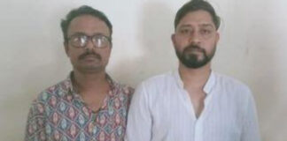 पुलिस ने स्पा सेंटर पर मारा छापा: पुलिस से उलझने पर दो युवक गिरफ्तार The police raided a spa center.