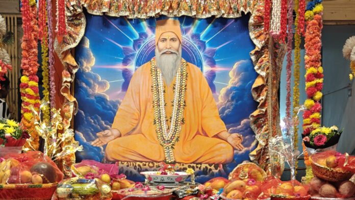 The Lord was pleased with an offering of a 56-dish Thali and Aam Ras. The Lord was pleased with an offering of a 56-dish Thali and Aam Ras.