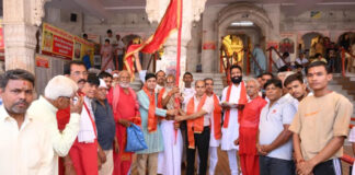माता के जयकारों के साथ वैष्णो देवी की 30वीं विशाल पदयात्रा रवाना Vaishno Devi's 30th Grand Foot Pilgrimage Sets Off Amidst Chants of 'Victory to the Mother'