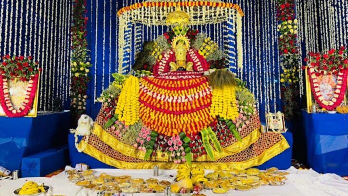 A tableau of the '56 Bhog' was displayed at Baba Shyam's annual festival.