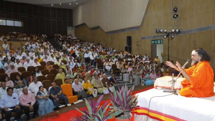 800 Gita enthusiasts sang Purushottam Yoga together.
