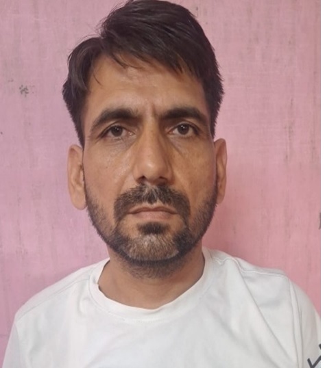 डमी अभ्यर्थी बैठाने वाला 15 हजार का इनामी आरोपी गिरफ्तार
